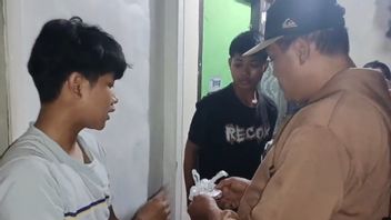 Pondok Bambu Residents Arrest Two Teenagers Taking Drug Packages On The Wall Of The House
