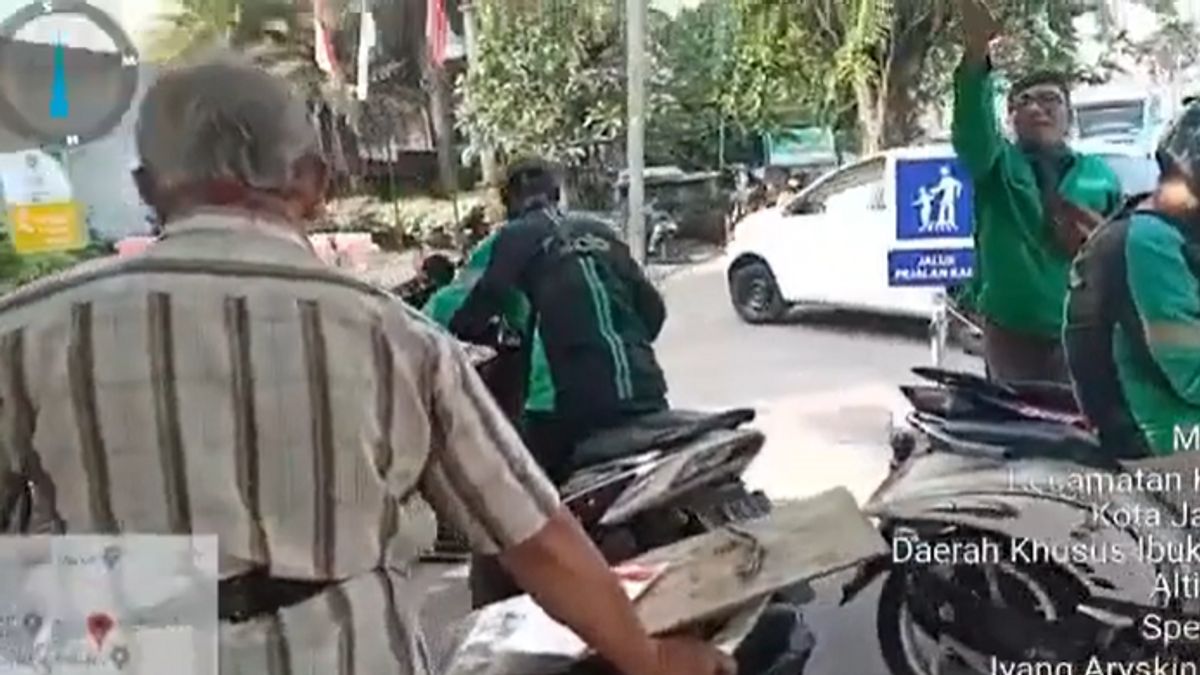 Aksi Kejar-kejaran Petugas Bubarkan Angkutan Umum yang Parkir Sembarangan