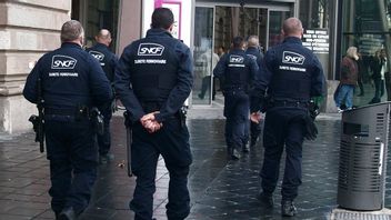 Prancis Uji Coba Senjata Listrik untuk Petugas Keamanan di Kereta dan Metro Paris