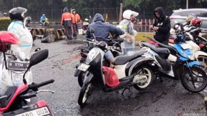 Terobos Banjir, Puluhan Motor di DI Panjaitan Mogok