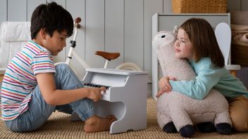 7 Kiat Membantu Anak-Anak Introvert Percaya Diri dalam Lingkungan Sosial