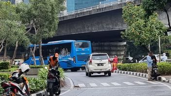 反対方向に歩いていると、クレンダー高架道路でトランスジャカルタバスにぶつかった露天商