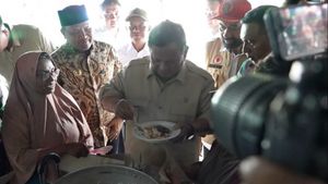 Prabowo Cicipi Masakan Dapur Pengungsian, Pastikan Gizi Pengungsi Terpenuhi