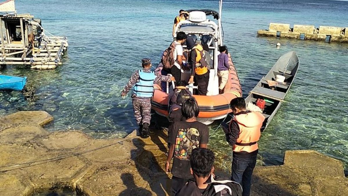 Four Fishermen Who Were Floating In Wakatobi Waters Were Evacuated By The SAR Team