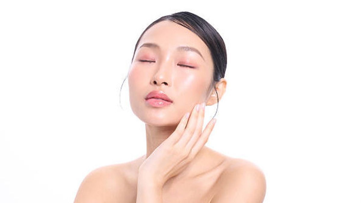 What is the Glass Skin Look? Check out the Benefits and Tips to Get It Here