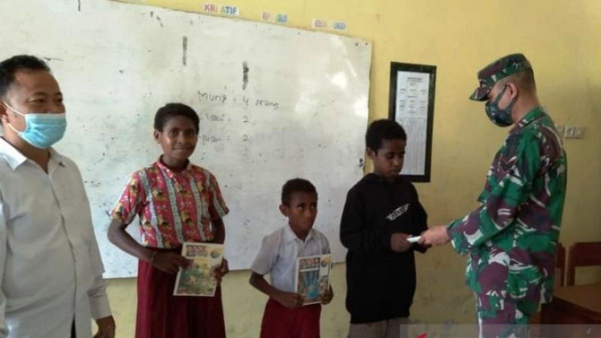 Happy Face Of Naramben Papua Elementary School Les élèves Reçoivent Un Cahier Du Groupe De Travail Yonif Mekanis 512/QY