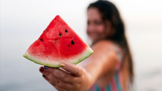 Meski Menyegarkan, Terlalu Banyak Makan Semangka Punya Efek Samping