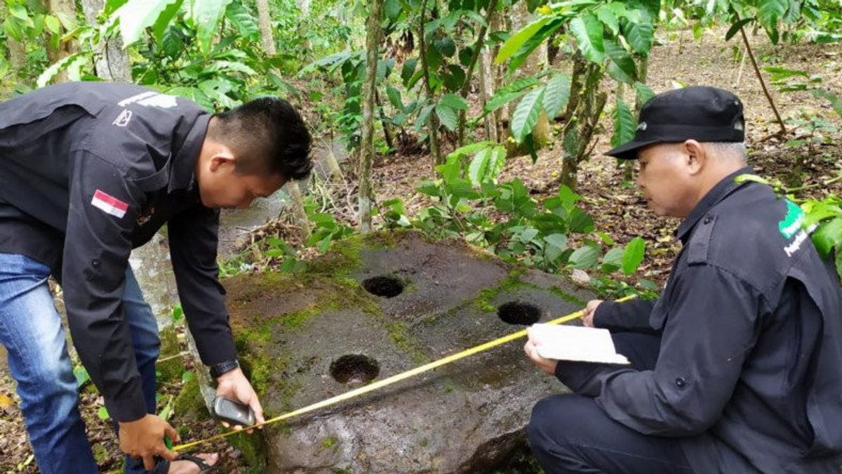 Cultural Activists In Lahat South Sumatra Check The Findings Of Megalithic Stone Mortar