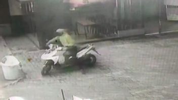 数秒で、メダンの2人の男がシシンガマンガラジャ通りでオートバイを奪った