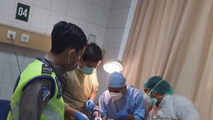 Ban Pecah, Mikrolet Terbalik di Tol Tangerang-Merak, 8 Orang Luka-luka