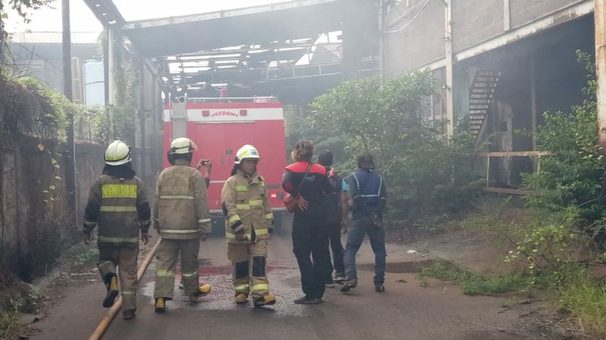 Akibat Percikan Puntung Rokok, Pabrik di Kawasan JIEP Pulogadung Hangus Terbakar