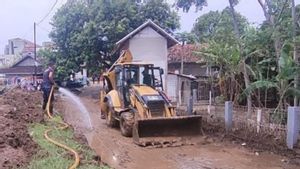 Pemprov Jabar Kerahkan Alat Berat Bersihkan Material Banjir di Pameungpeuk Garut