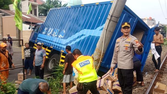 Truk Fuso di Jaksel Terguling Tabrak Tiang Listrik, Perjalanan KRL Terhenti