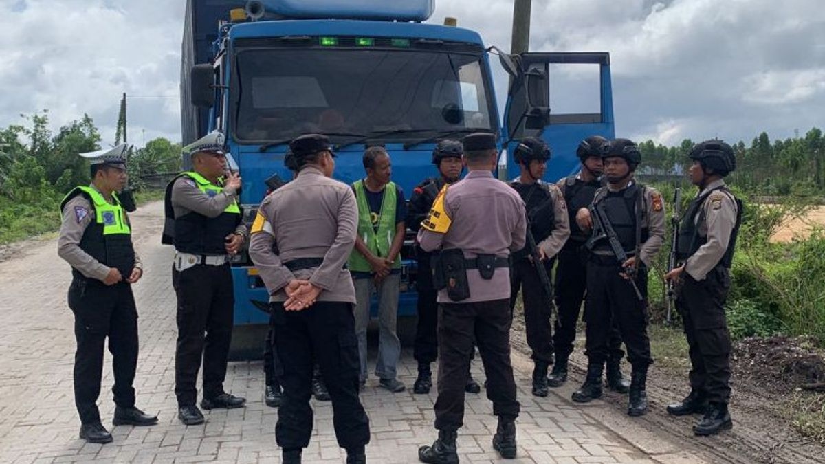Two Containers Of The 2024 Election Election Were Escorted By Members Of The Rokan Hulu Police