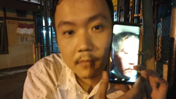 Anggota Pokdar Kamtibmas korban penganiayaan menunjukan gambar wajahnya babak belur usai dianiaya pria di Cipinang Jaktim/ Foto: IST 