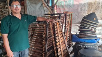 ワルンガク・ガンジャール・プラノヴォは、この竹楽器工芸品を急いで作る