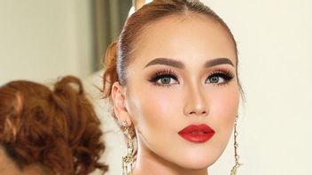 Ayu Ting Ting Clarifies The Video Of Andre Taulany Stroke Her Shoulder, Netizens Bring Up Raffi Ahmad