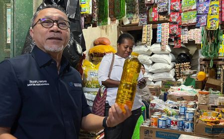 Blusukan ke Pasar Sorong Papua, Mendag Zulhas Pastikan Pasokan Bahan Pokok Cukup dan Harga Stabil