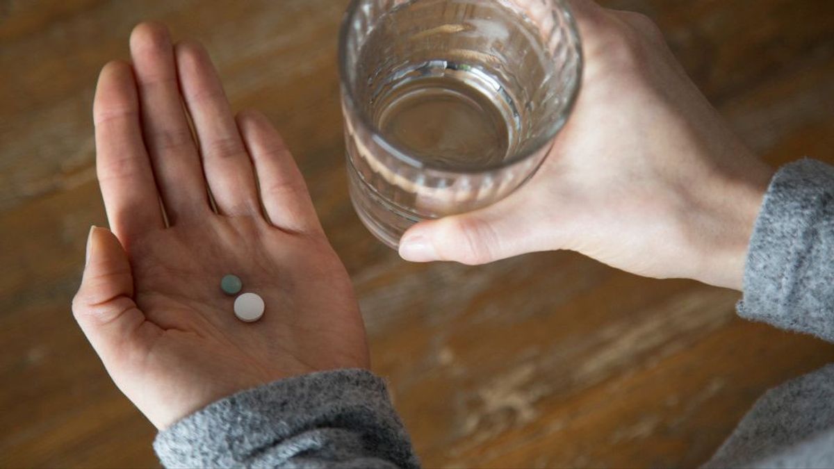了解饮用药物来推迟月经的法律，以便根据伊斯兰教和医学禁食