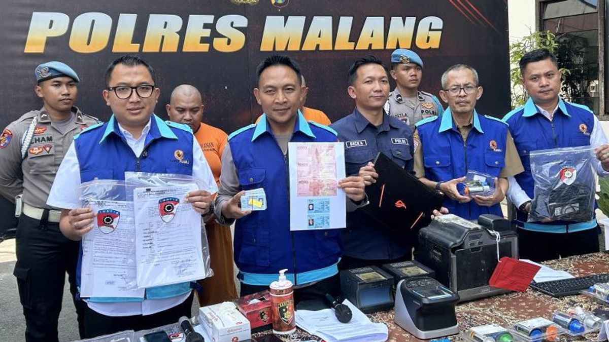 La police arrête les auteurs de KTP et KK à Malang