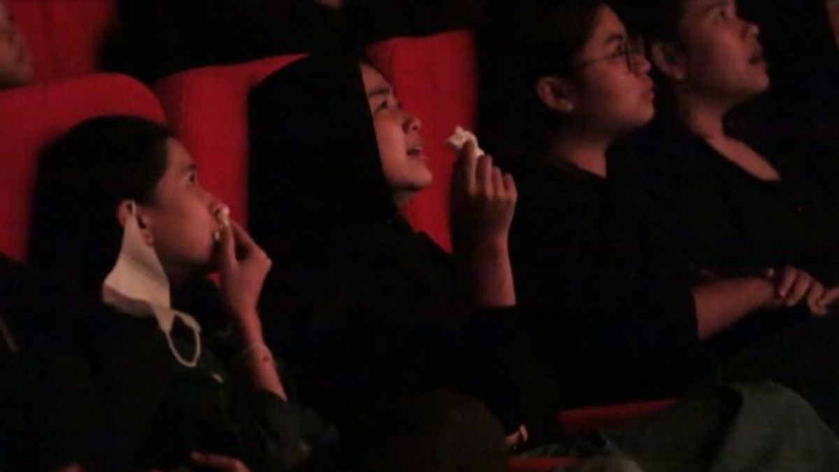 Dramatistic, Photos Of Spectators Crying Watch Miracle In Cell No 7 Movies In Bandung