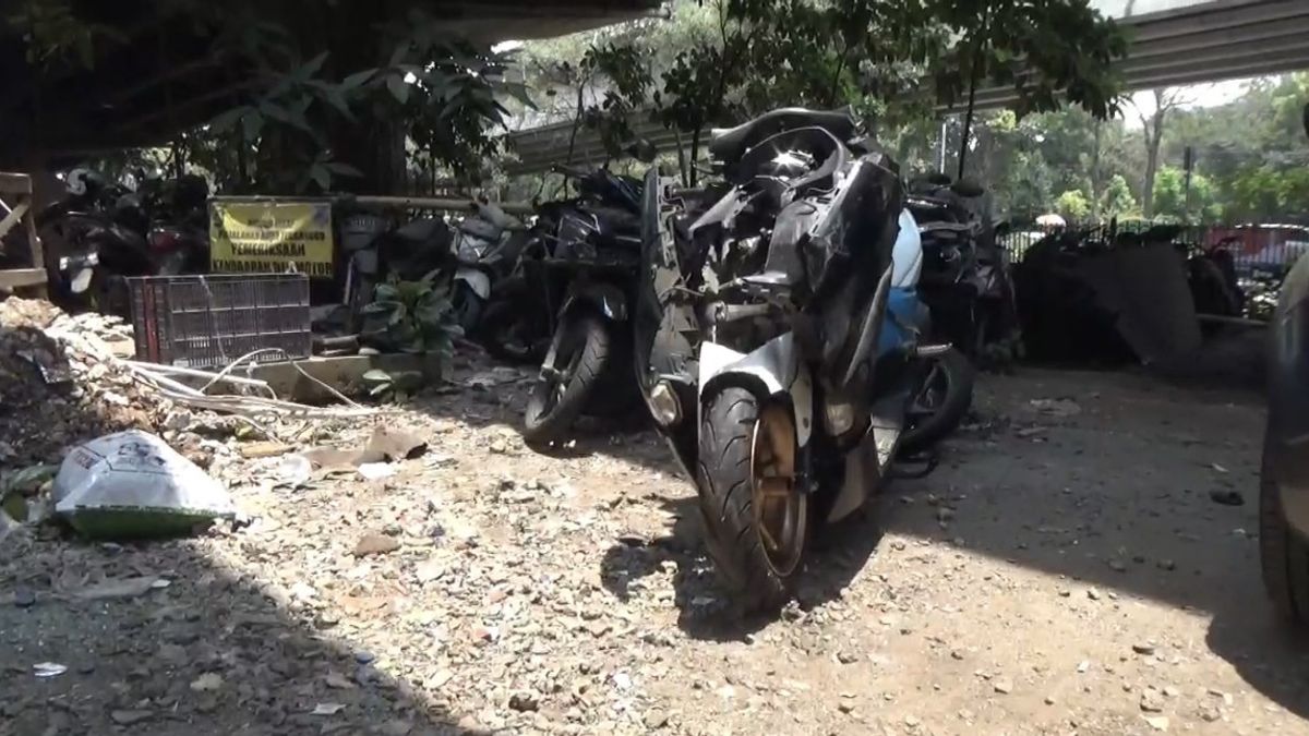 Motorcyclist Hits Truck, Here's His Fate After The Accident