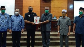 DPRD West Sumatra Immédiatement Titre Plénière Hak Angket Concernant La Lettre Demandant Des Dons Signée Par Le Gouverneur Mahyeldi
