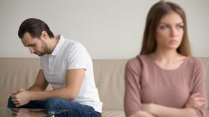9 Tanda Kisah Cinta Anda Masih Dibayangi Masa Lalu