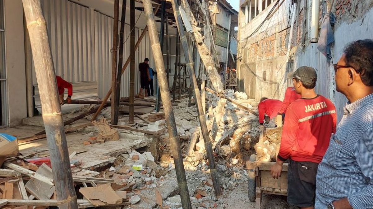 Shop Wall Collapsed Due To Construction Of Drainage In Cakung, Received Replacement Of Materials In The Amount Of IDR 40 Million