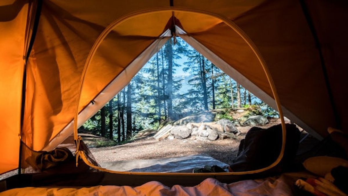 Les tentes utilisées dans la nature ouverte sont couramment utilisées.