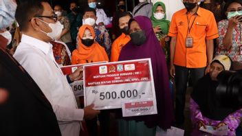 وزارة الشؤون الاجتماعية واللجنة الثامنة لمجلس النواب الإندونيسي تسلم مساعدات بقيمة 25.5 مليار روبية إندونيسية في باليكبابان