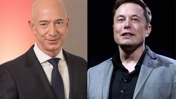 Nommé L’homme Le Plus Riche Du Monde De Bloomberg, Elon Musk Veut Envoyer La Statue Et La Médaille Numéro Deux à Jeff Bezos