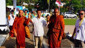 Toleransi Nyata: Warga Batang Sambut Para Biksu dengan Doa dan Senyuman