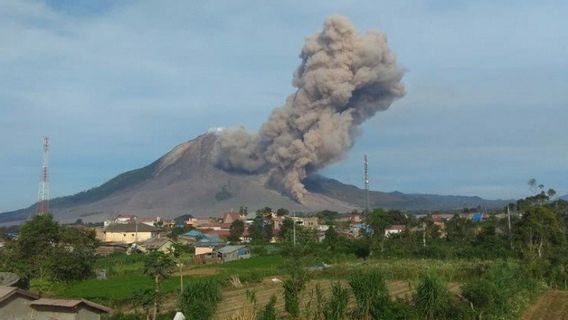 3 Districts Touchés Par La Poussière Volcanique Du Mont Sinabung