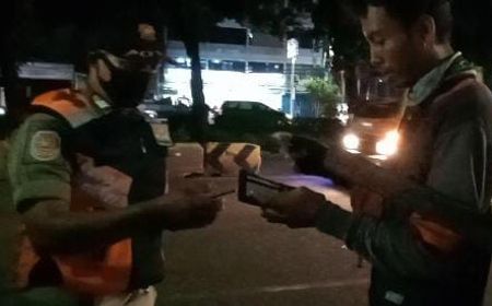 Penertiban PMKS di Gambir, Pemulung Menolak Ditangkap: Saya Pemulung, Main Tangkap Aja,  Emangnya Saya Maling?