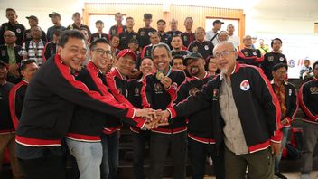 بعد أكثر من عام ، تم تسليم الميدالية الذهبية لكرة القدم بورواناس 2022 أخيرا إلى SIwo Jaya