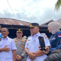 Bahlil Salurkan Bantuan Pemasangan Baru Listrik di Kampung Halaman Ibu Prabowo