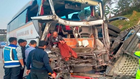 Le bus Harapan Jaya s’est heurté par un camion sur la route à péage de Batang, 6 personnes blessées