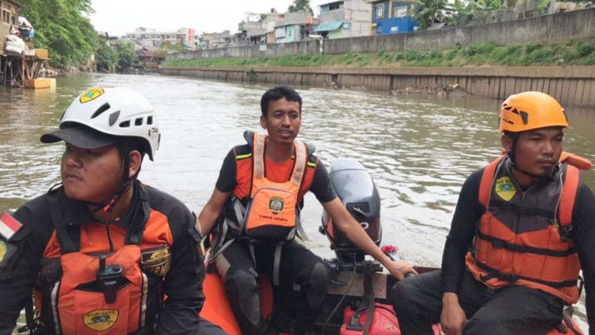 غرق صبي يبلغ من العمر 13 عاما في نهر Ciliwung ، جنوب جاكرتا ، ولا يزال يبحث عن فريق مشترك