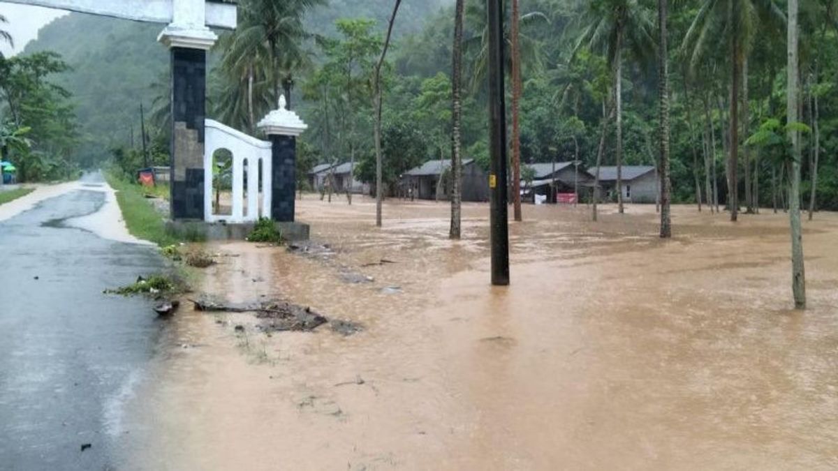 サデン・グヌンキドゥルの洪水が漁村を浸す