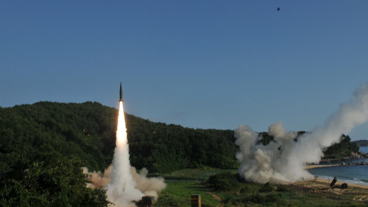 جاكرتا - ترسل الولايات المتحدة سرا صاروخ ATACMS بعيد المدى إلى أوكرانيا ، وقد تم استخدامه مرتين في ساحة الحرب