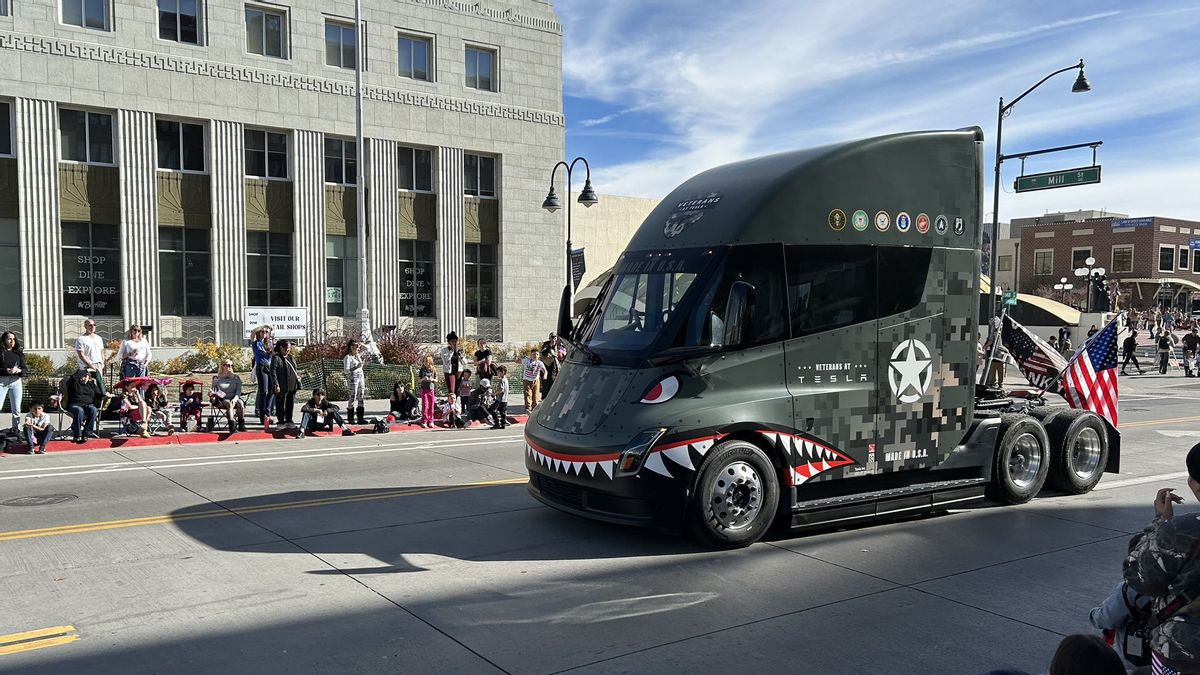 شاحنة تسلا شبه الكهربائية تحصل على تصميم جديد قبل الإنتاج الضخم