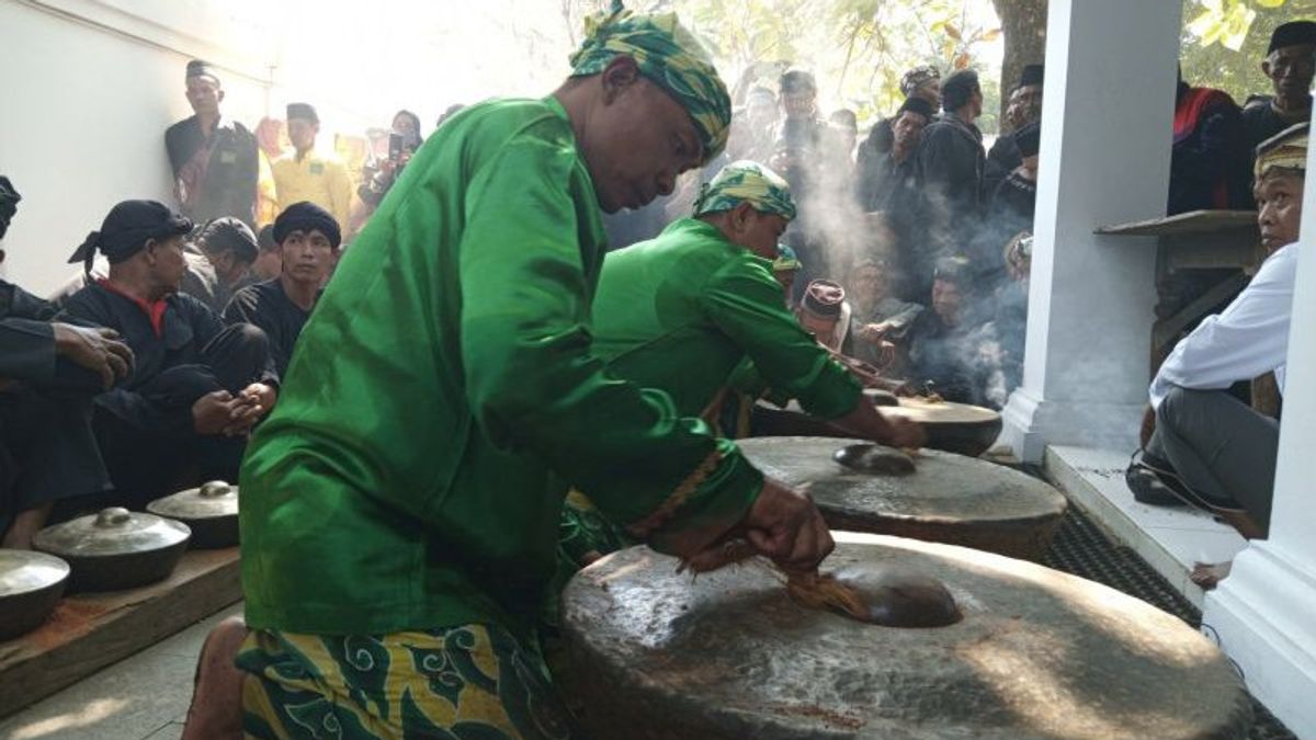 Cirebon Canoman Palace Holy Gong More Than 600 Years Old For The Commemoration Of The Prophet's Birthday