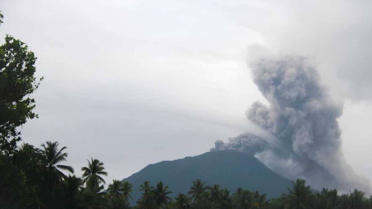 Mont Ibu dans l’éruption Halmahera, lance l’abome volcanique jusqu’à 800 mètres de haut