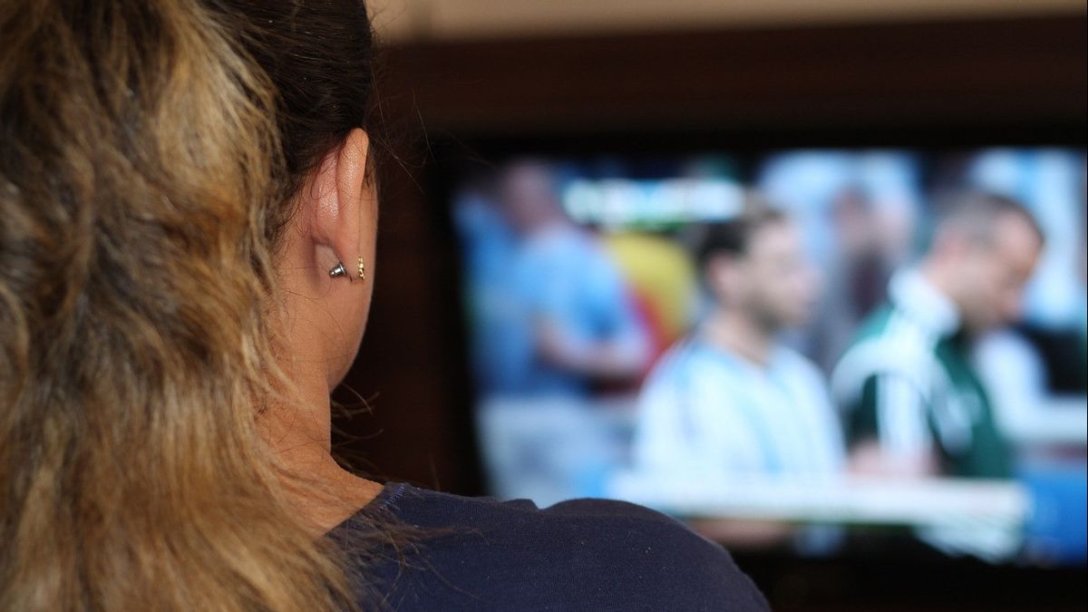 5 Cara Membersihkan Layar TV yang Benar, Jangan Gunakan Kain Lap Biasa!  