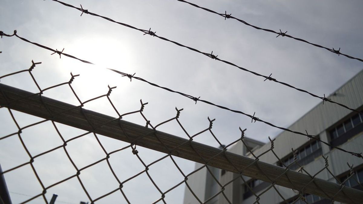 科斯特拉德警官涉嫌对7名男性士兵实施性暴力,已被拘留在登波姆