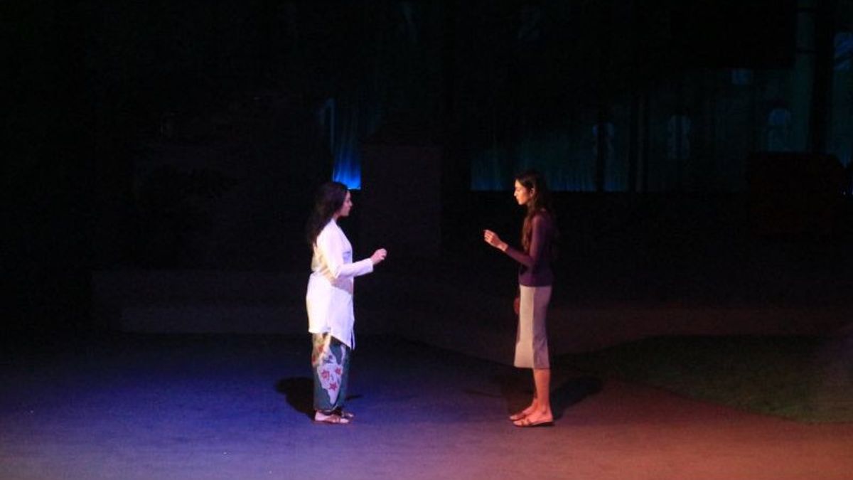 Chelsea Islan And Mikha Tambayong Compact Faced Difficulties At The Ariyah Theater Stage From The Ancol Bridge