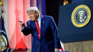 Trump Klaim Iran Ingin Negosiasi Usai AS Ancam Intervensi Militer