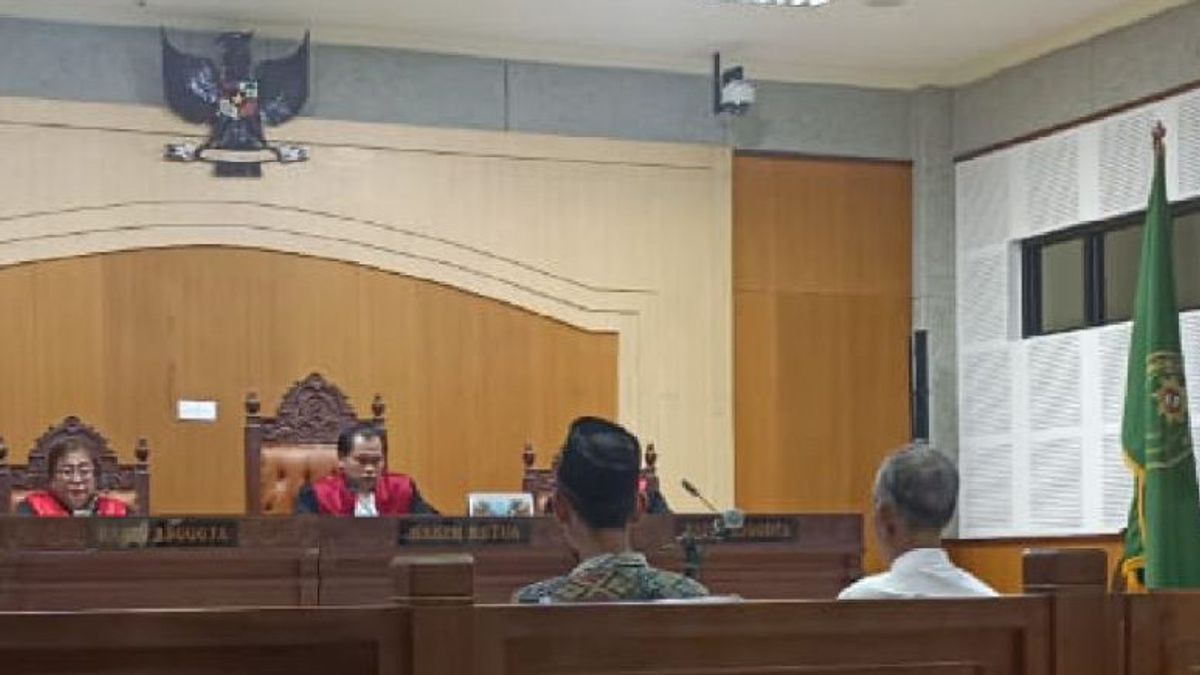 Treasurer Of Dikbud Pen Profiteer 22 Teacher's Name For BPR Credit In Mataram Demanded 7 Years In Prison