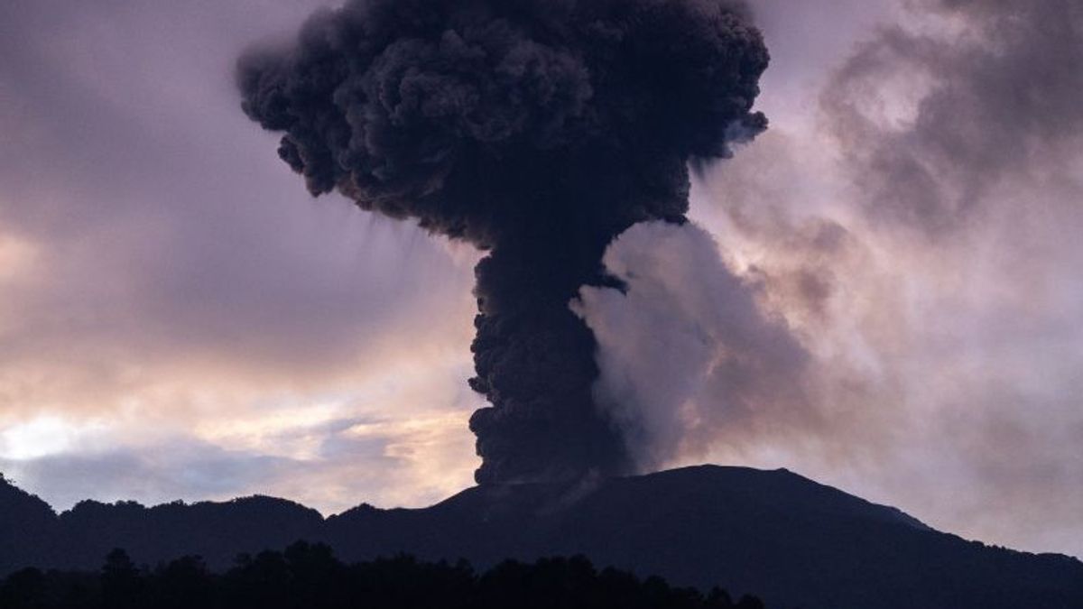 马拉皮火山喷发,喷发火山口高达1公里